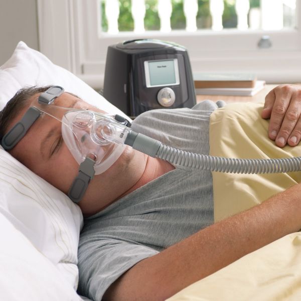 Man sleeping on his side wearing the Simplus Full Face Mask to demonstrate stability for active sleepers.