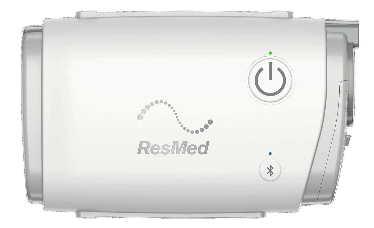 Front view of the ResMed AirMini AutoSet travel CPAP included in the AirFit P10 for AirMini bundle