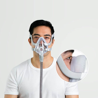 Photo of a man in the AirTouch F20 from the front, with an inset of the foam against his cheek