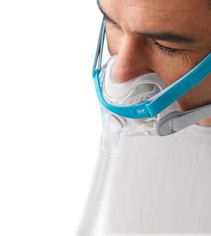 Close-up of a man wearing the Evora Full, the thin silicone seal resting below the bridge of his nose